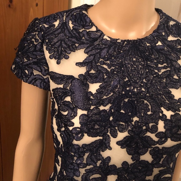 Vera Wang Dress, Lace Embroidery, Size 2 - Picture 3 of 4